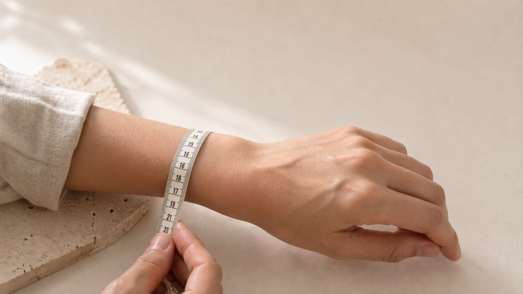 Armbandgröße messen: So findest du die richtige Größe für Natursteinarmbänder