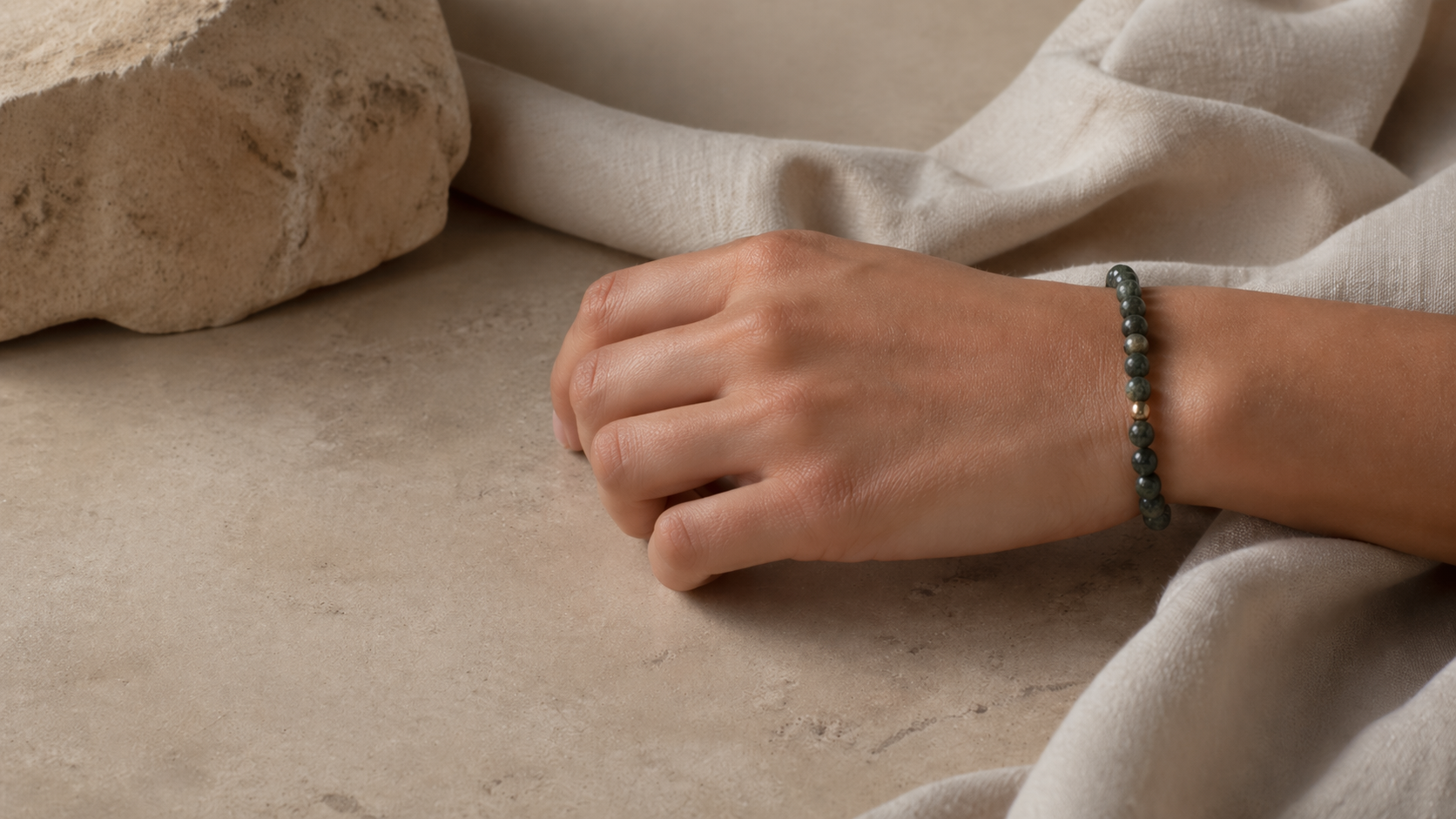 Die Philosophie des Quiet Luxury: Warum Natursteinschmuck das ultimative Statement für modernen Minimalismus ist