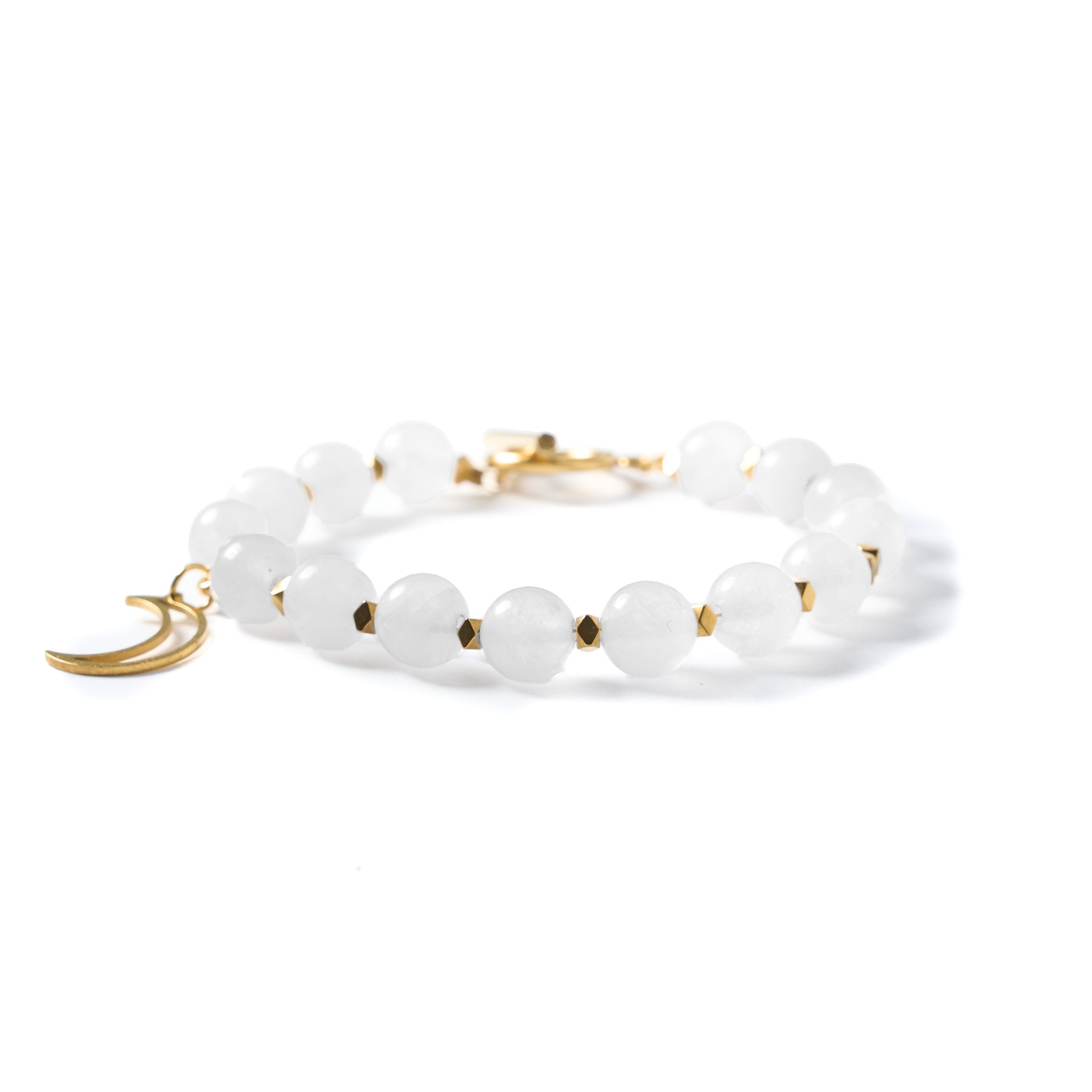 Armband aus Quarz und Hämatit in Weiß mit goldfarbenen Details und Mond-Anhänger