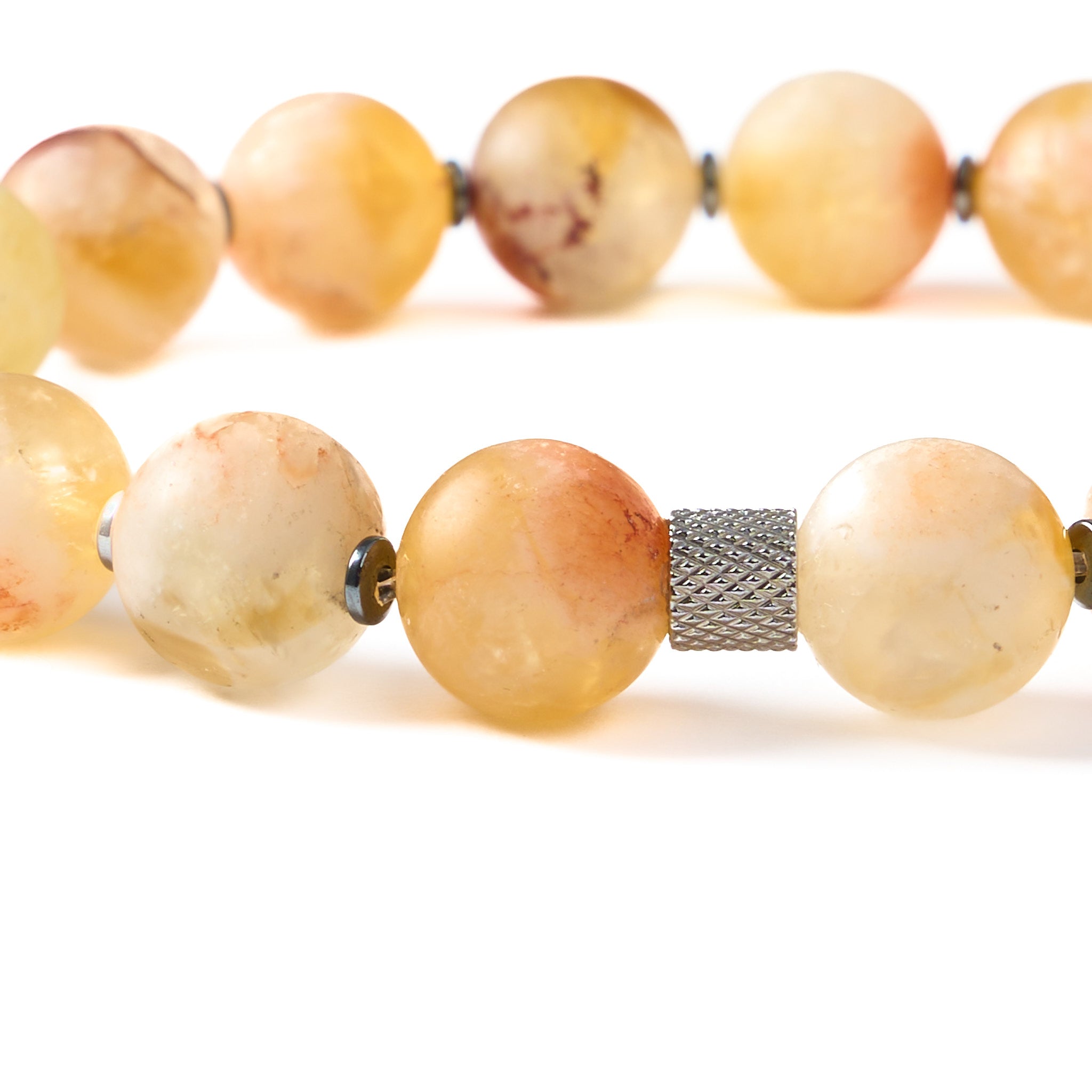 Detailansicht Armband The Golden Hour mit honiggelben Citrin-Perlen und Edelstahl-Zwischenstücken.
