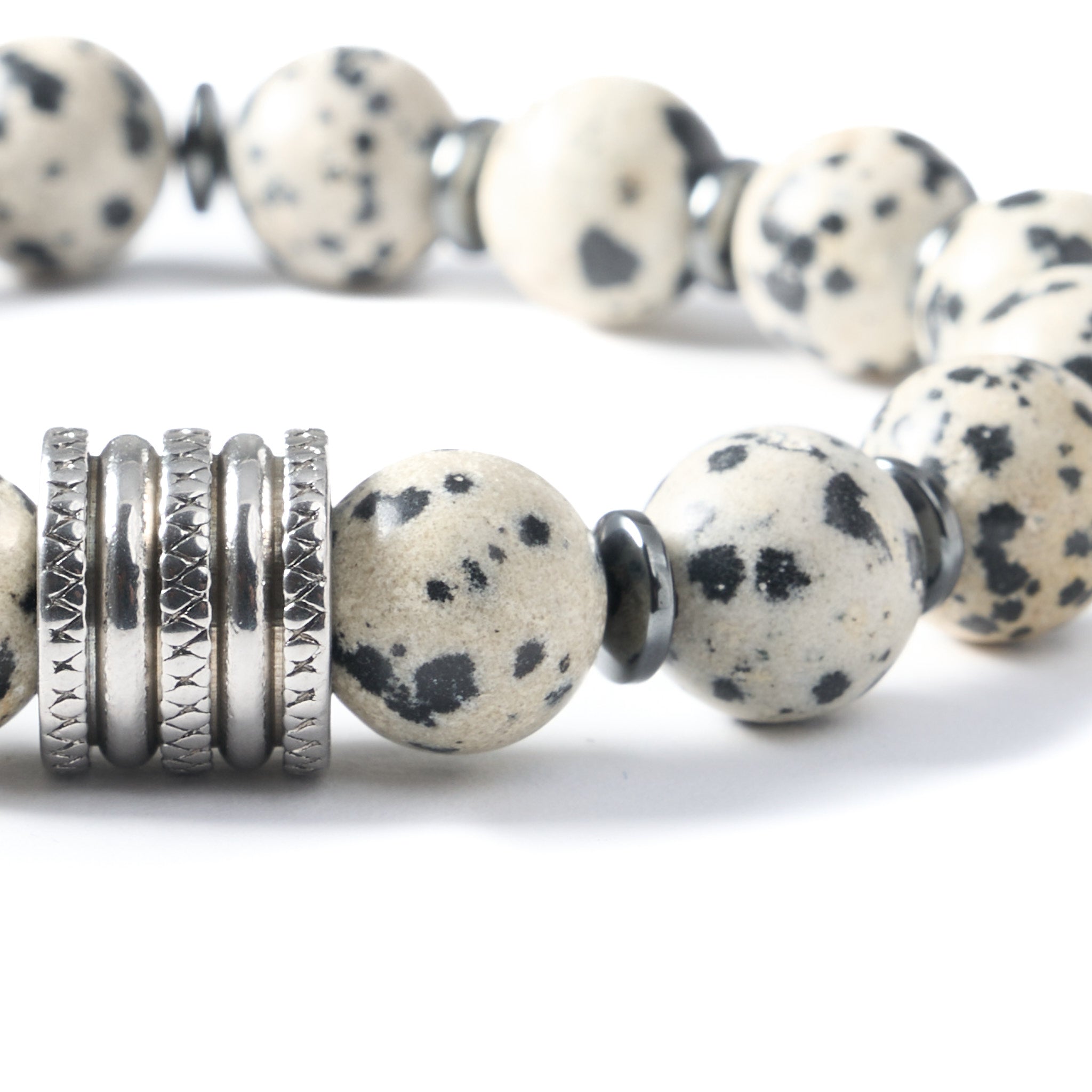 Detailaufnahme The Spotted Spirit Armband mit gepunktetem Dalmatiner-Stein und Edelstahl-Elementen.