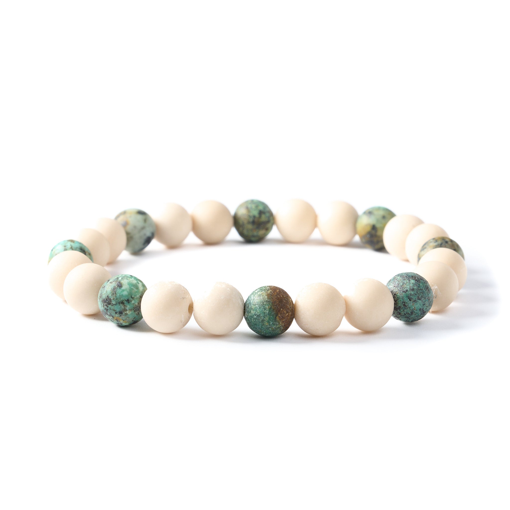 Erdiges Natursteinarmband für Herren aus afrikanischem Türkis auf weißem Hintergrund.
