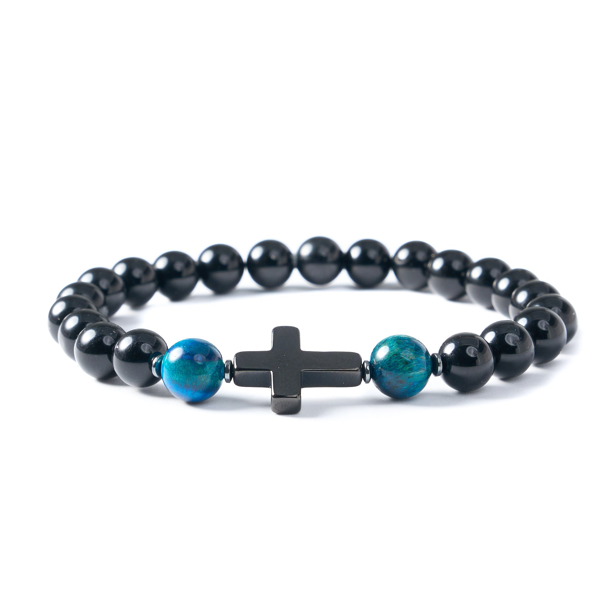 Handgefertigtes Edelsteinarmband für Männer aus Onyx und blauem Tigerauge mit Kreuz-Anhänger auf weißem Hintergrund.