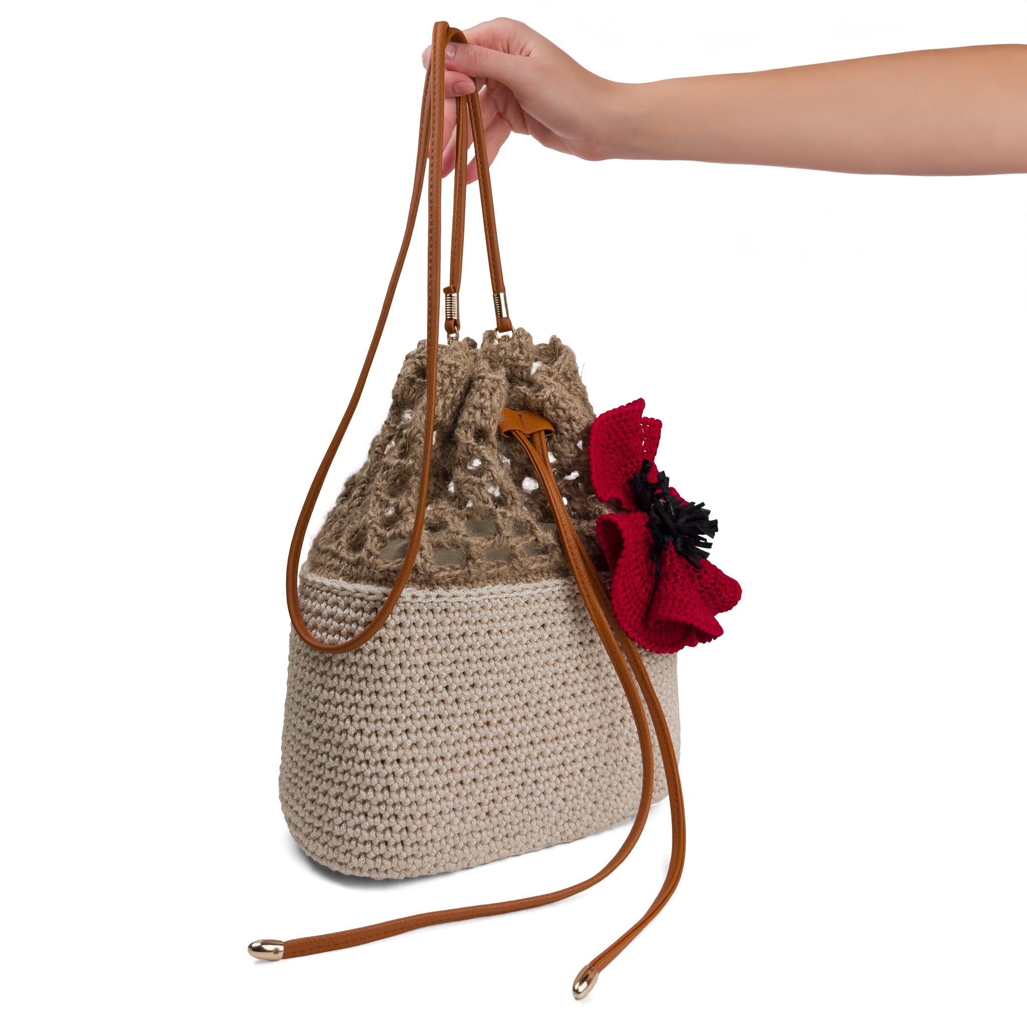 Handgefertigte beige Häkeltasche mit Ledergriffen und roter Blumendekoration - elegantes und langlebiges Accessoire