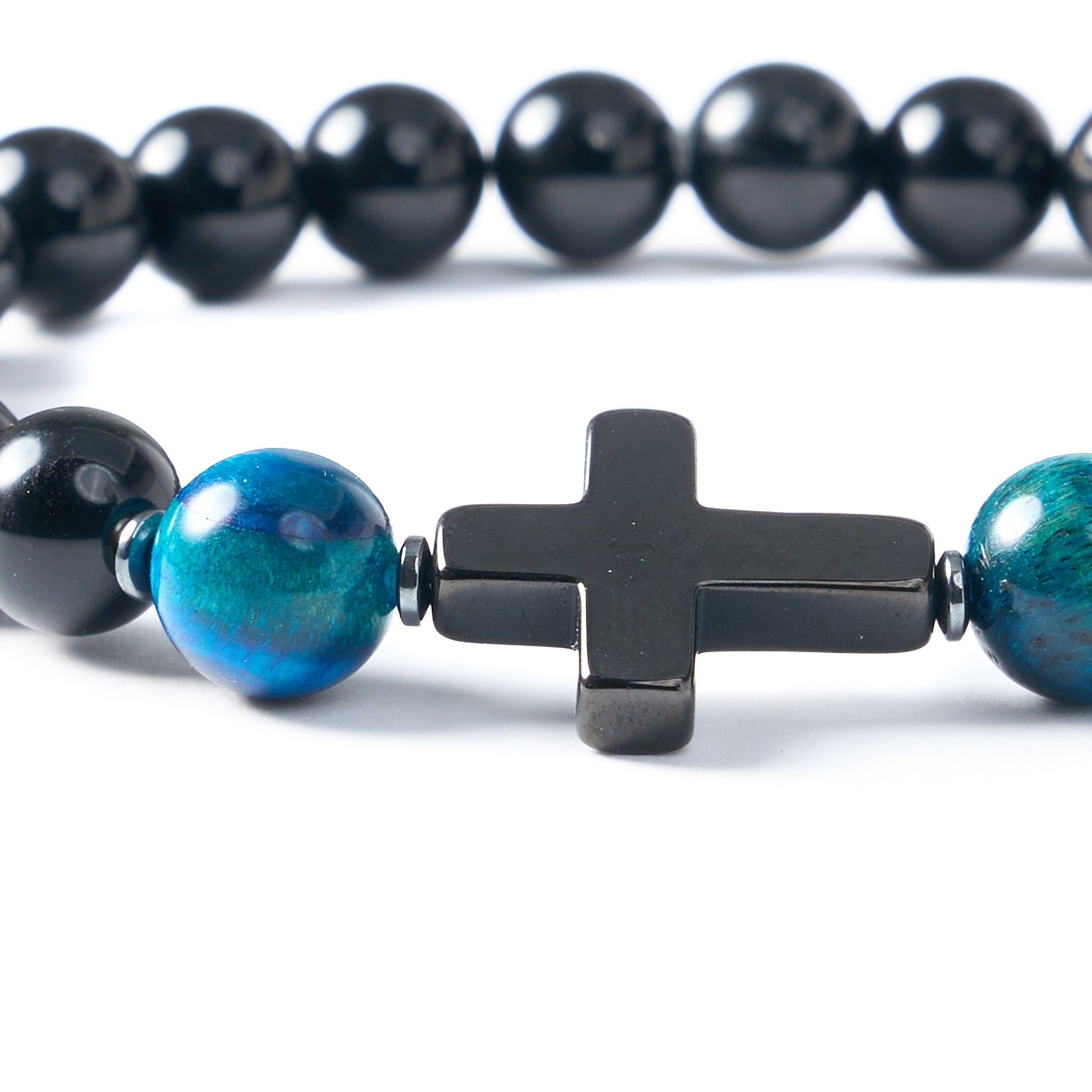 Detailansicht Herrenarmband The Deep Horizon mit blauem Tigerauge, schwarzem Onyx und Hämatit Kreuz.