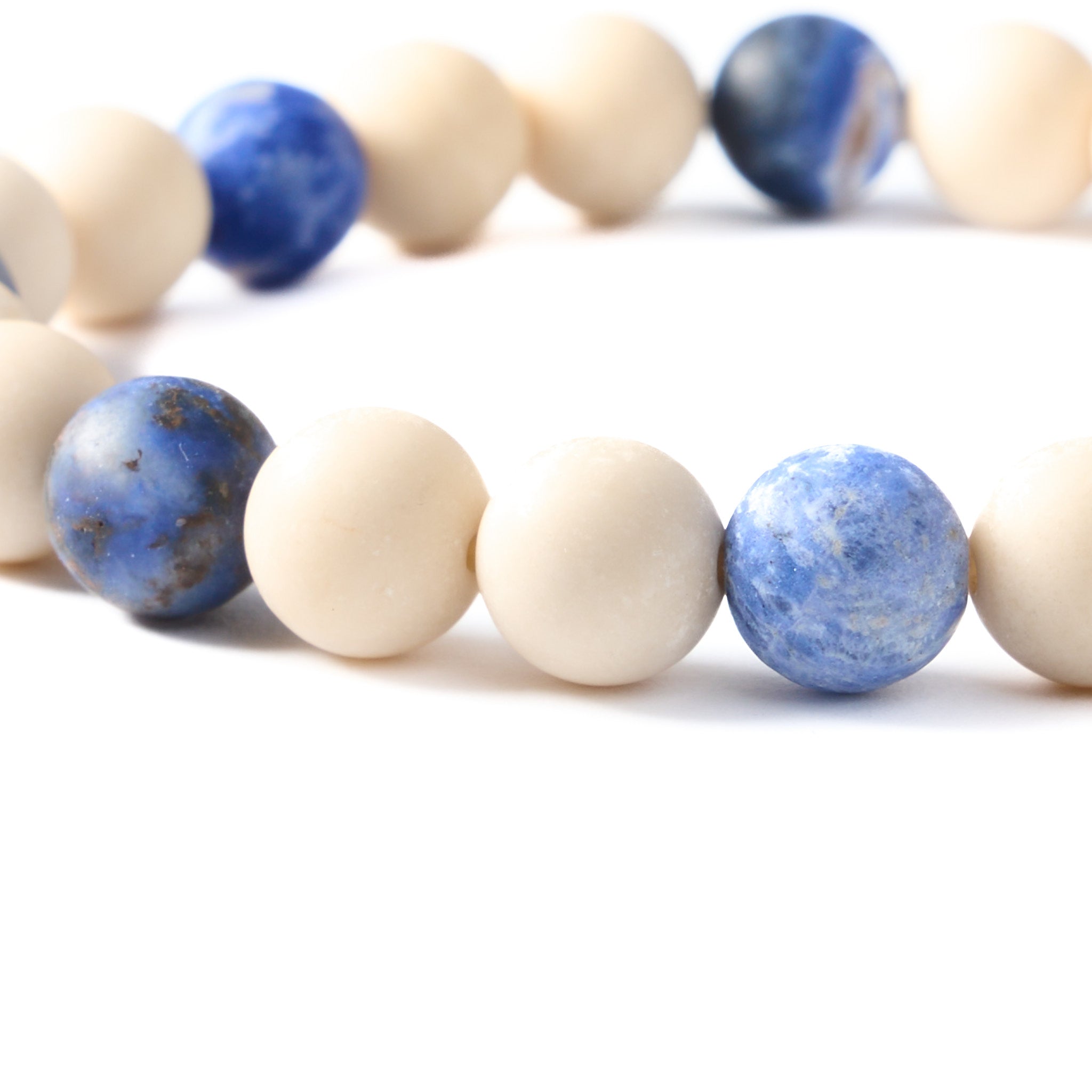 Detailansicht des „The Azure Drift“ Armbands mit blau marmorierten Sodalith-Perlen und hellen Flusssteinen.