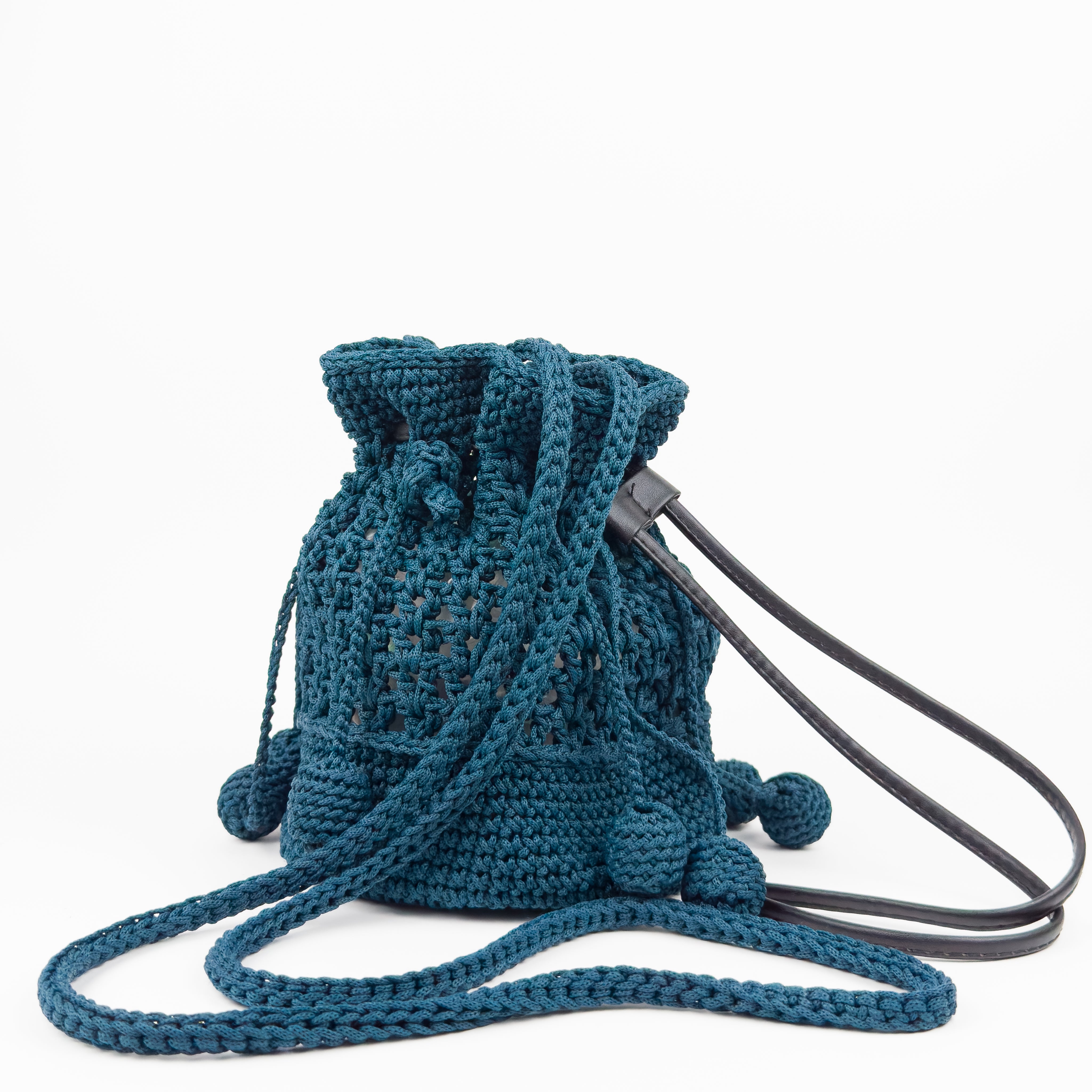 Handgefertigte petrolblaue Häkeltasche mit Stoffriemen und schwarzem Zugband - Trendiges und elegantes Accessoire