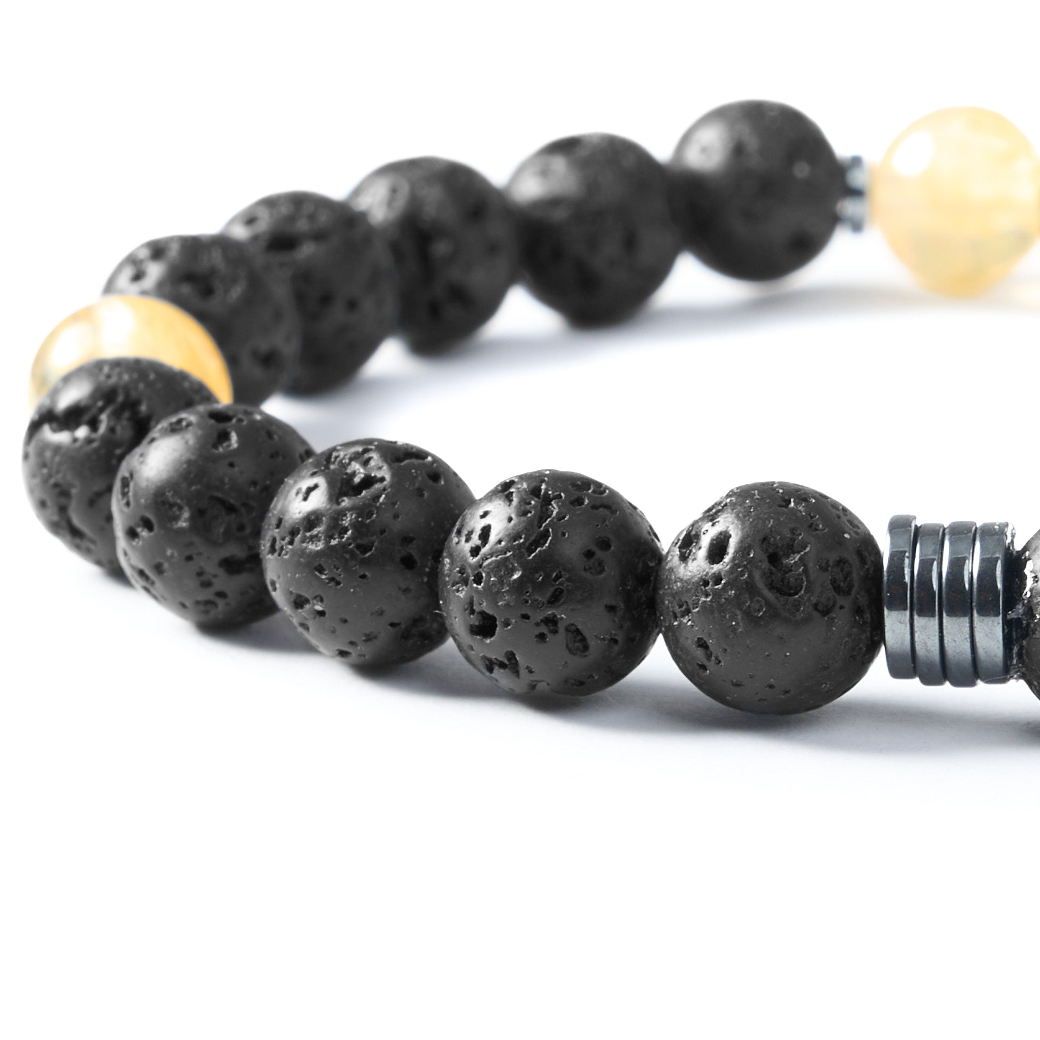 Nahaufnahme Armband The Radiant Ember mit schwarzem Lavastein und leuchtendem Citrin.