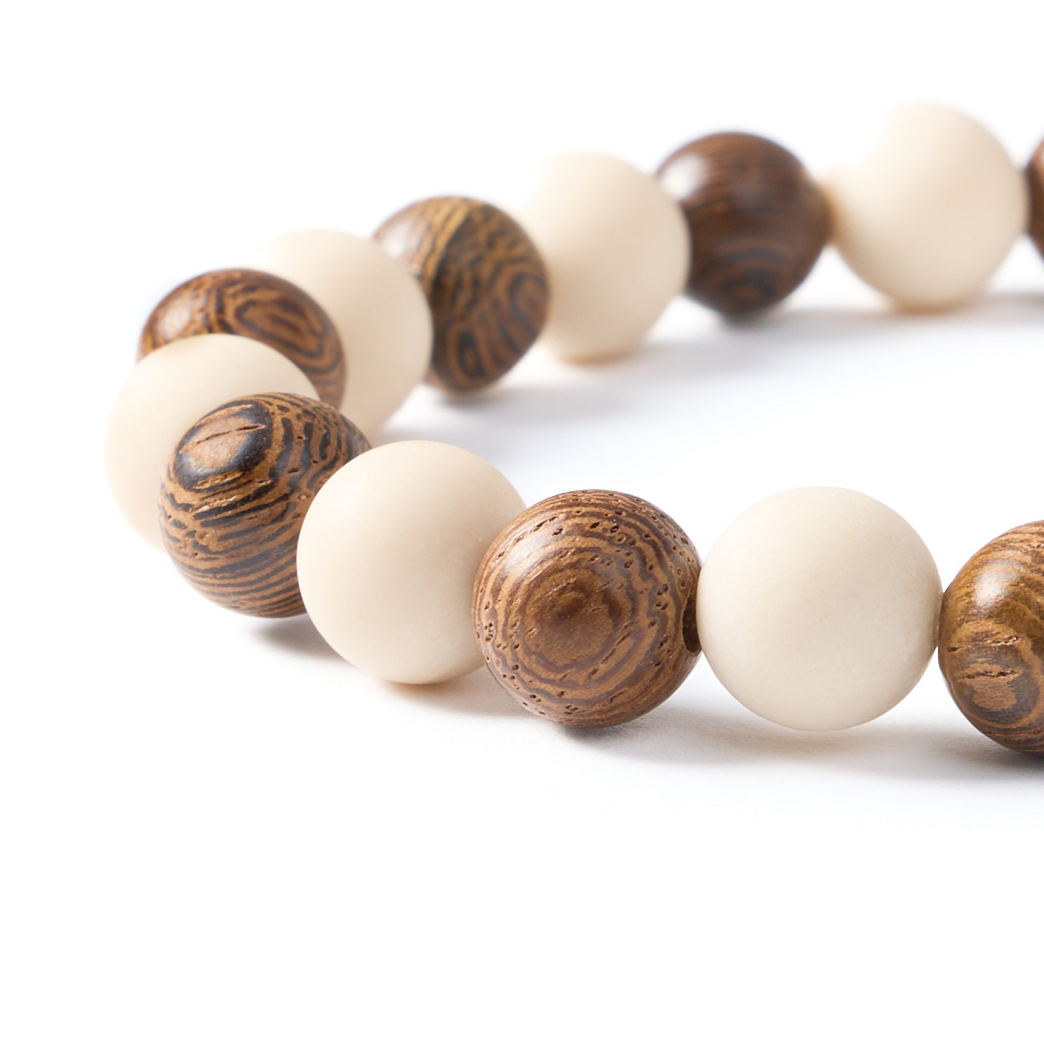 Nahaufnahme Herrenarmband The Whispering Woods mit strukturierten Holzperlen und Flussstein.