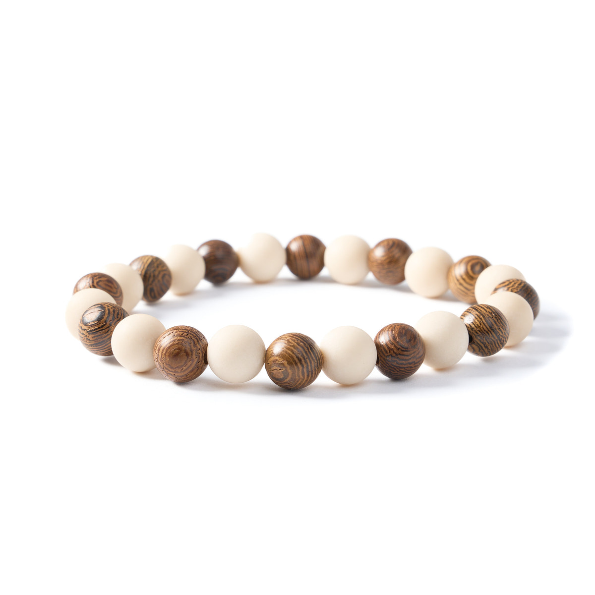 Organisches Perlenarmband aus Holz und Flussstein für Frauen und Männer auf weißem Untergrund.