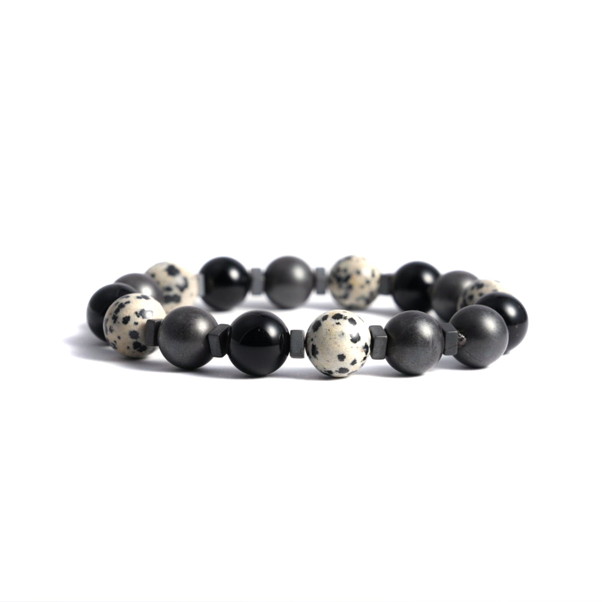 Perlenarmband aus Hämatit, Dalmatinerjaspis und schwarzem Onyx mit grauen Zwischenperlen auf weißem Hintergrund